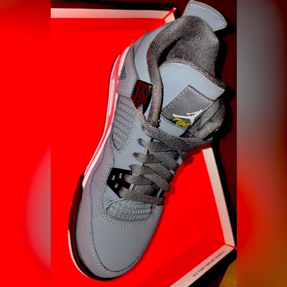 Air jordan 4 retro’s grey and white.